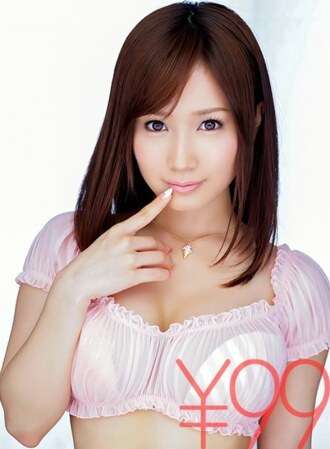 DV-1536 Mari kita lihat ciuman dan blowjob yang penuh gairah dari sudut pandang subjektif. Serahkan semuanya kepada Kojima Mina dan tarik saja keluar. Ciuman dalam dari jarak dekat. Menjilati puting. Dia juga mengambil penis di mulutnya dan memberikan blowjob. Ini juga