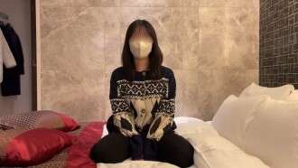 FC2-PPV-4686457 Ein hochklassiger Restaurantangestellter wird nach einem Ersatz-NTR gefragt. Sie krümmt sich vor Vergnügen, als sie von einem Schwanz gelutscht wird, so sehr, dass sie den Freund aus ihrem Kopf löscht.