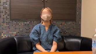 FC2-PPV-4751433 22살의 가슴이 큰 미용사입니다.“잠깐만, 난 이럴 수가 없어!안 돼!”그녀는 전례 없는 쾌락에 혼란에 빠져 비명을 지르지만, 세게 두들겨 맞고 몇 번이고 사정하게 됩니다.