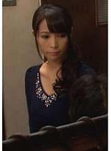 H_1724M907G00004 Seorang istri cantik berdada jatuh ke dalam hubungan terlarang dengan ayah mertuanya saat suaminya pergi dalam perjalanan bisnis. Kisah erotis sensual tentang seorang istri yang penuh kasih yang menggeliat dalam ekstasi dengan ekspresi cabul di wajahnya saat dia sedang fu