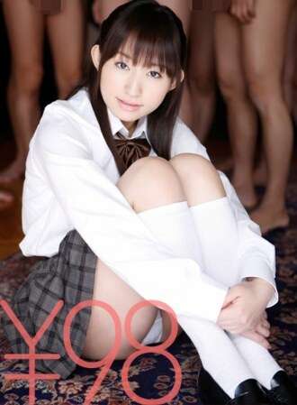 SERO-026 [Sonderangebot] Mika-chan zeigt echten Sex vor 10 unbeliebten Typen. Sie steckt ihren Schwanz von hinten vor ihnen ein. Sie bittet einen von ihnen, ihren Hintern zu öffnen, um ihr die Verbindung und ihren Anus zu zeigen, dann stößt sie weiter und macht